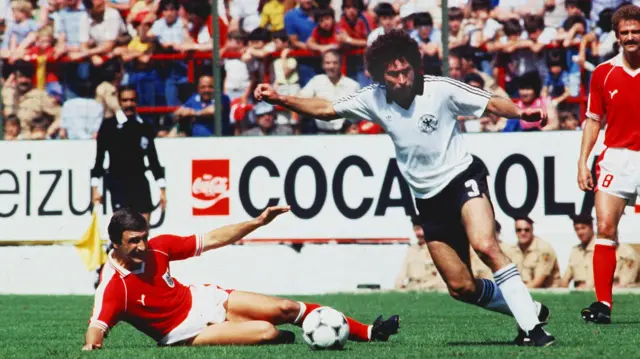 Batı Almanyalı Paul Breitner, 1982 Dünya Kupası'nda Avusturyalı Hans Krankl'ı geride bıraktı