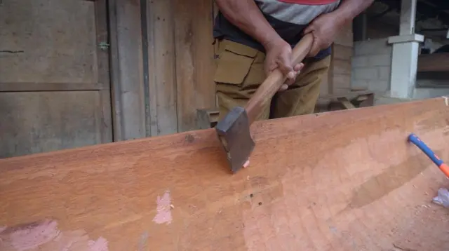 perahu, kayu gelondongan, banjir sumatra, banjir aceh