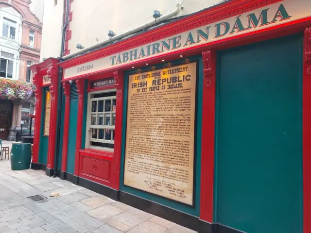 Ірландський паб із фото Декларації про незалежність на стіні