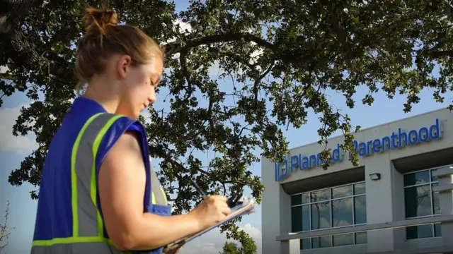 Mai yaki da zubar da ciki Eva Alper ta nufi wasu mata a wajen wani asibiti da ake zubar da ciki a Texas