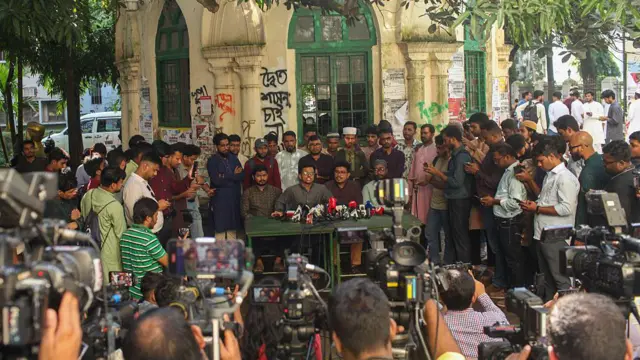 ঢাকা বিশ্ববিদ্যালয়ের মধুর ক্যান্টিনে ছাত্রশিবিরের সংবাদ সম্মেলন