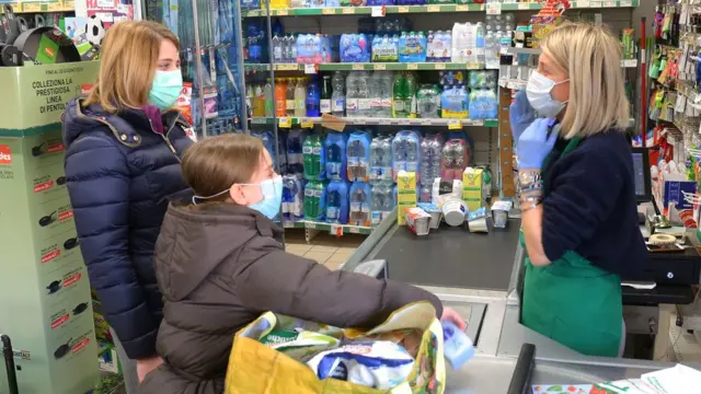 supermarket di Vo' Euganeo, Italia, virus corona