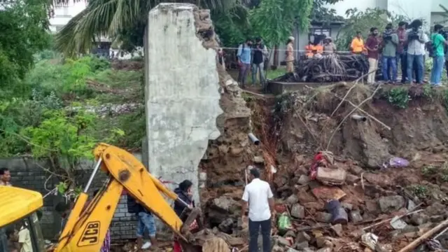 இடிந்த சுற்றுச்சுவர்