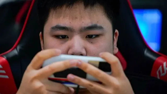 중국 정부는 게임을 "마음의 아편"이자 "시간 낭비"로 정의하고 단속을 결정했다