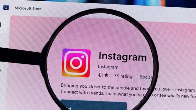 Una lupa sobre una página de Instagram