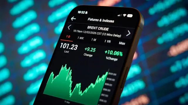 Harga minyak terlihat ditampilkan di perangkat seluler dalam foto ilustrasi yang diambil di Warsawa, Polandia pada 12 Maret 2026.