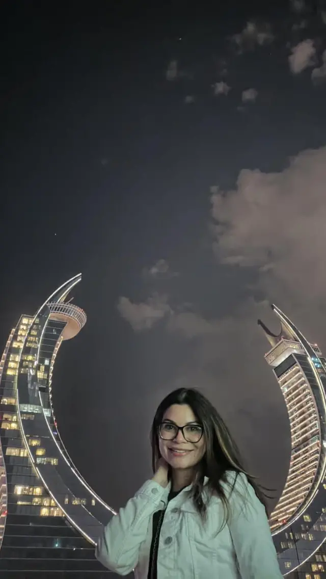 imagen de ibis sonriente frente a un edificio en qatar.