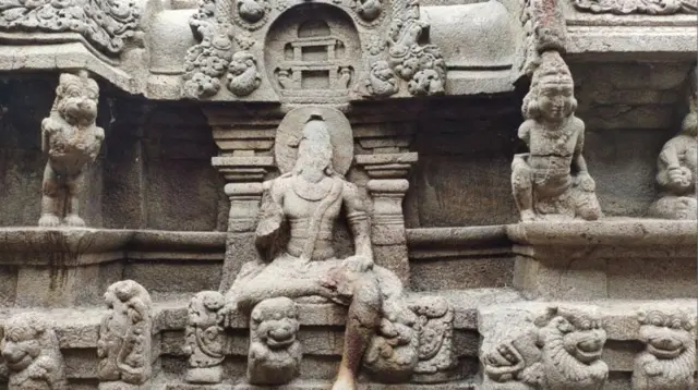 કેતવન મંદિરની ટોચે દક્ષિણ દિશામાં દક્ષિણામૂર્તિનું શિલ્પ કોતરવામાં આવ્યું છે