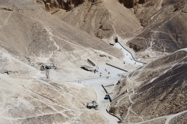 Панорамний вид на суху кам'яну долину