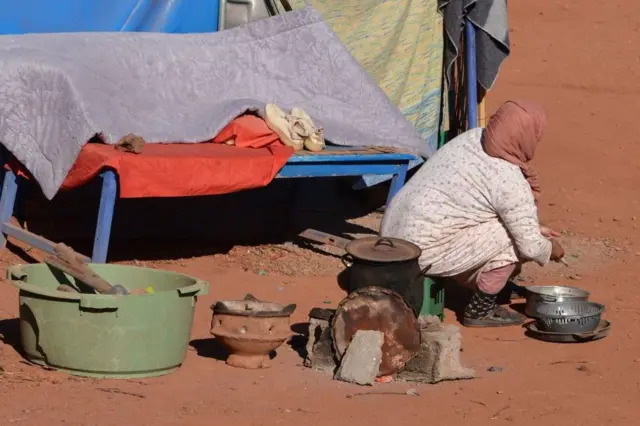Les familles vivent toujours dans des camps temporaires exposés à de fortes pluies et à des températures glaciales en hiver et à une chaleur torride en été.