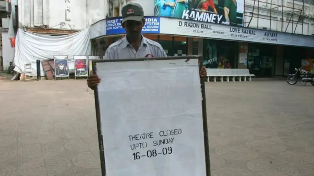 De nombreux pays ont fermé les théâtres et restreint les rassemblements publics alors que la pandémie de grippe porcine en 2009 se propageait dans le monde entier