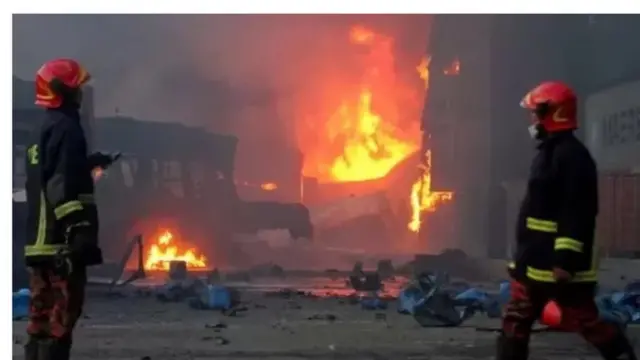 আগুন নেভাতে গিয়ে দমকল বাহিনীর অন্তত নয় জন কর্মী প্রাণ হারিয়েছেন।