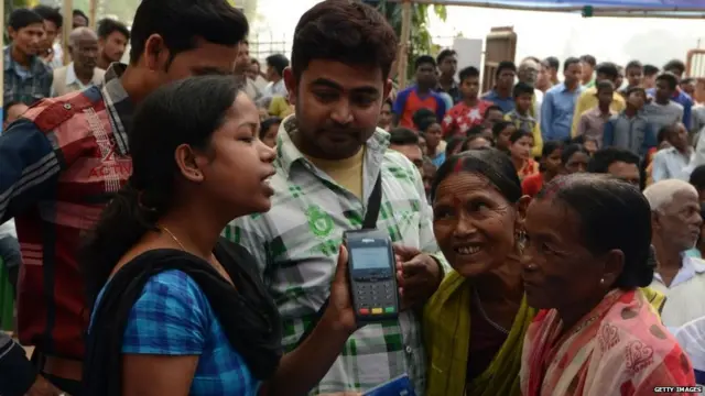 ਕੈਸ਼ ਲਈ ਭਟਕ ਰਹੇ ਲੋਕ