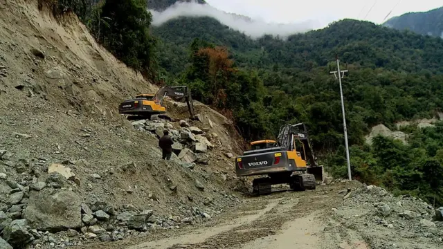 سرحد پر سڑک کی تعمیر