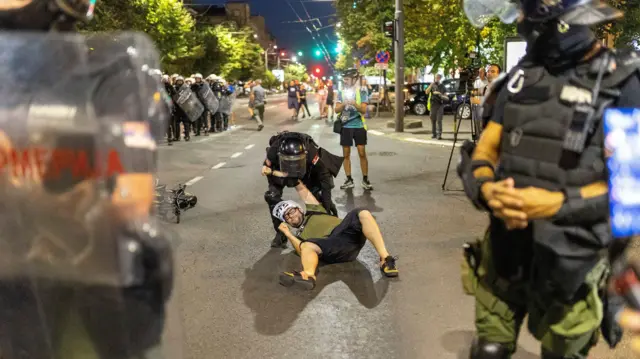 Полиција вуче мушкарца на улици