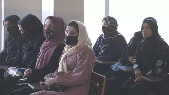 Haweenka Afghanistan ayaa tallaabadan walaac ka muujiyay