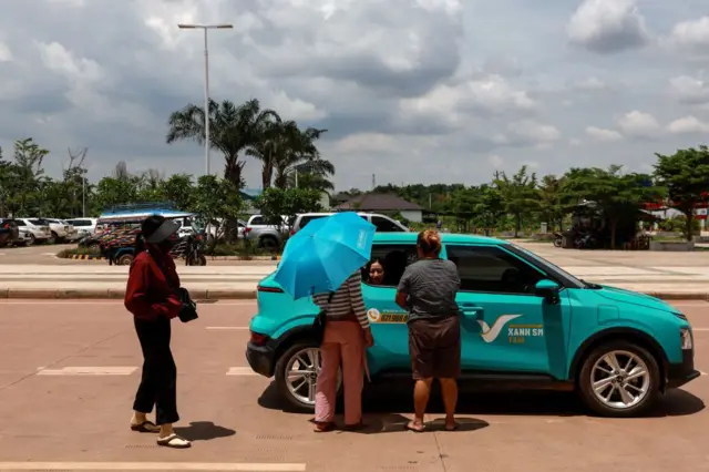 Một chiếc taxi Xanh SM hoạt động tại Viêng Chăn, Lào