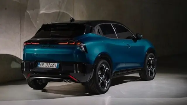 مدل الکتریکی آلفارومئو جونیور با هر بار شارژ تا ۴۱۰ کیلومتر حرکت می‌کند