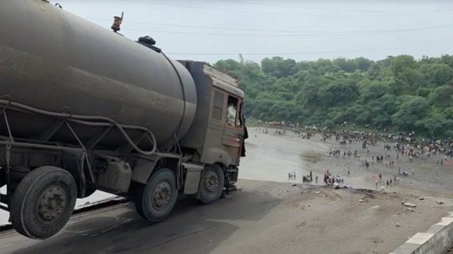 குஜராத், பாலம் விபத்து, வடோதரா, மஹிசாகர், ஆனந்த் தொகுதி, சௌராஷ்டிரா, கம்பிரா பாலம் மீட்புப் பணிகள் 