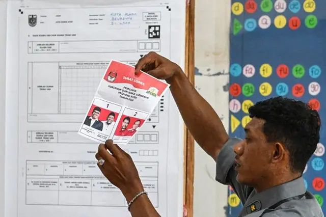 Lebih dari 200 juta orang memenuhi syarat untuk memilih puluhan gubernur dan walikota, dan 415 bupati, dengan beberapa kandidat terkait dengan mantan pemimpin Joko Widodo, yang dikenal sebagai Jokowi, bersaing untuk posisi yang didambakan yang dilihat sebagai jalan menuju jabatan yang lebih tinggi.