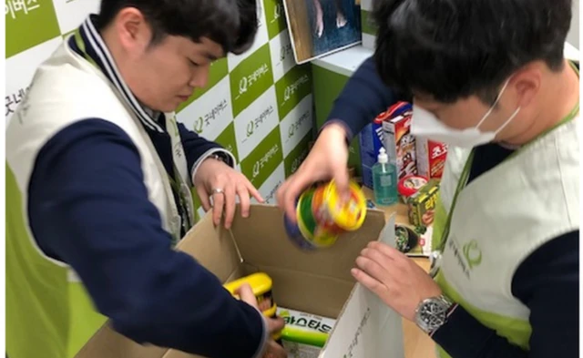 慈善机构“好邻居”（Good Neighbours）将食品包装起来送给低收家庭的学生。