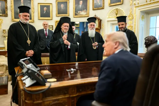 Donald Trump, Bartholomeos ve yanındaki heyet