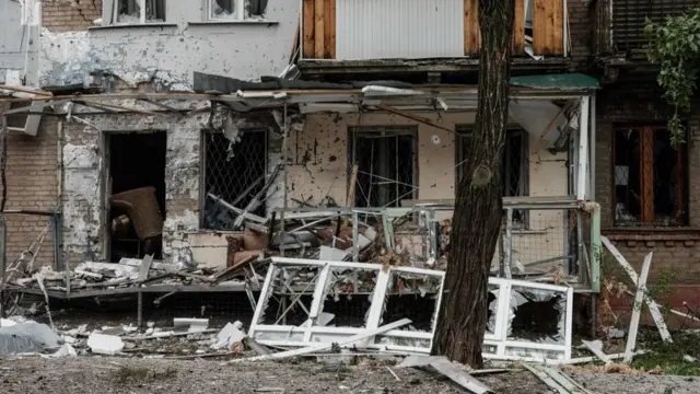 রুশ হামলায় ক্ষতিগ্রস্ত সেভারোডনেটস্কের একটি বাড়ি।