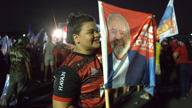 Mai goyon bayan Luiz Inácio Lula da Silva a wajen gangamin siyasa