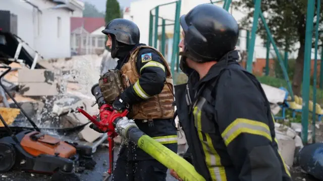 Рятувальники  ліквідовують наслідки ранкової атаки на  Київ, 2 вересня