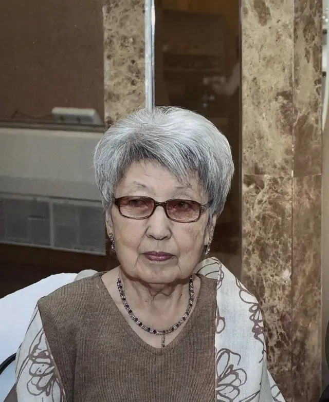 Калемгер Токтош Абдиева жоокерлердин катын топтоп "Фронттон келген каттар" деген китепти түзгөн