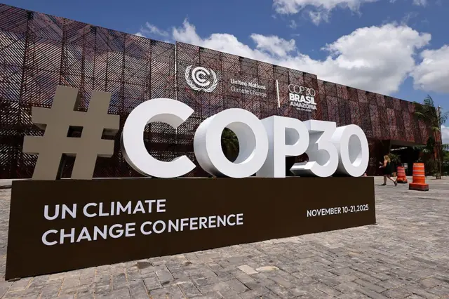 O logotipo da COP30 é visto em frente ao edifício central, antes da COP30 Brasil Amazônia 2025, em 3 de novembro de 2025, em Belém, Brasil.