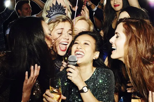 Chicas cantando karaoke