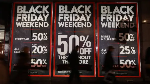 英国伦敦街头商店的促销告示牌