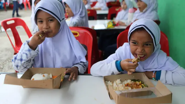 Sejumlah siswa menyantap makan siang dengan menu ikan saat kegiatan makan bergizi gratis (MBG) di Madrasyah Ibtidaiyah Negeri (MIN) 7, Banda Aceh, Aceh, Kamis (21/11/2024). Kegiatan makan bergizi gratis dengan menu ikan, daging, sayur dan buah di sekolah itu dalam rangka memperingati Hari Ikan Nasional tahun 2024 dan sekaligus kampanye gemar makan ikan kepada siswa.