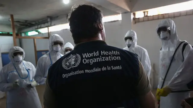 Un técnico de la OMS da entrenamiento a un grupo de médicos en Liberia.