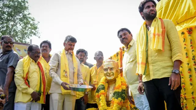 ఎన్టీఆర్ విగ్రహానికి నివాళులర్పిస్తున్న చంద్రబాబు