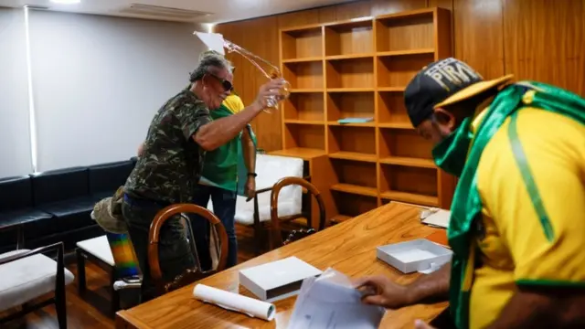 Seguidores de Bolsonaro en Brasil invaden las instituciones