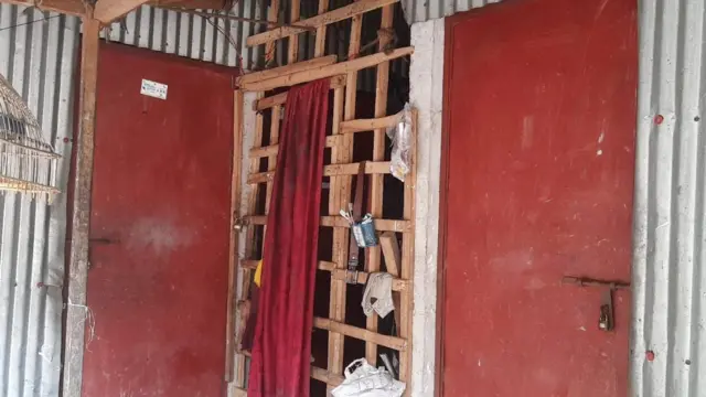 শনিবার দিবাগত রাতে নওয়াপাড়া গ্রামে আফরোজা বেগমের এই বাড়িতে পুলিশ তল্লাশি চালায়। 