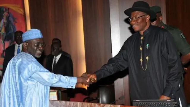 Ibrahim Shekaru (hagu) kenan yake gaisawa da tsohon Shugaban Ƙasa Goodluck Jonathan lokacin da aka naɗa shi minista