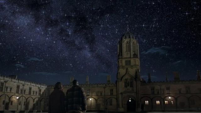 Noite estrelada com a Universidade de Oxford ao fundo