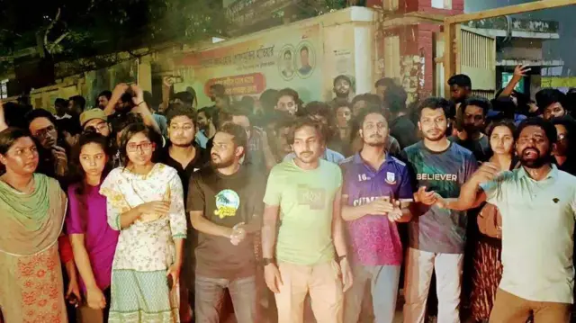 বিক্ষুব্ধ শিক্ষার্থীদের একাংশ