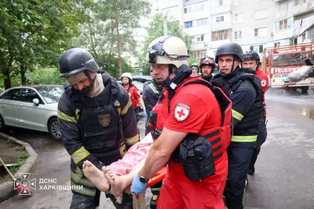рятувлаьники виносять пораненого