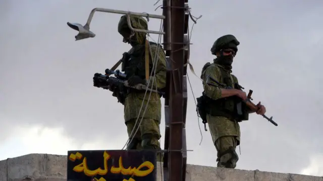 रूसी सैनिक सीरिया में एक चौकी की निगरानी करते हुए