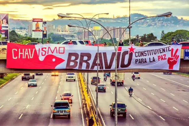 "Chavezciliği yenileyelim" pankartı