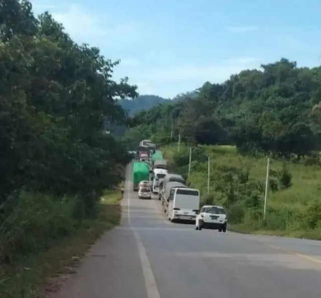 ရက်နဲ့ချီကြာအောင် လမ်းပိတ်ခဲ့တာကြောင့် ကုန်ကားတွေအပါအဝင် ရာနဲ့ချီတဲ့ကားတွေ ခရီးမဆက်နိုင်ဖြစ်ခဲ့ပါတယ်။