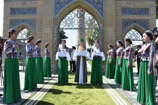 Özbək qadınları milli qeyimlərdə