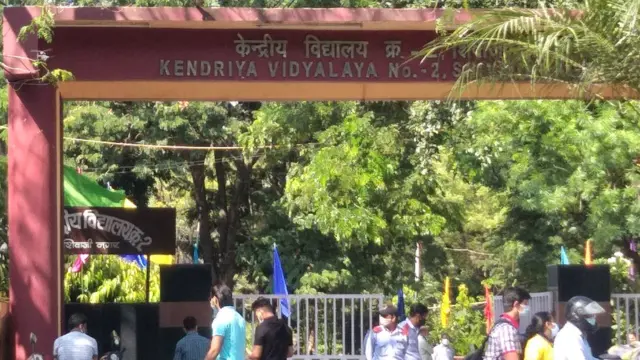 भोपाल में स्कूल कैंपस में बनी मस्जिद में नमाज़ पर विवाद