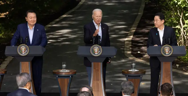 ब्रिक्स सम्मेलन के पहले अमेरिकी राष्ट्रपति जो बाइडन ने जापान और दक्षिण कोरिया के अपने समकक्षों से कैंप डेविड में भेंट की
