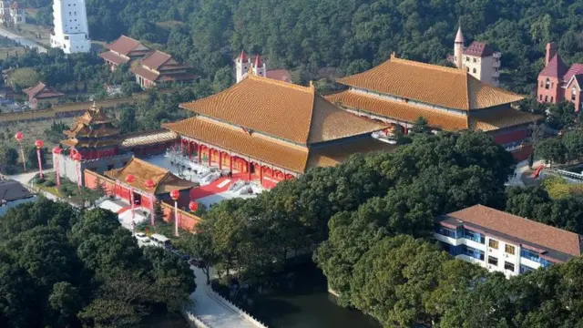 被稱作"社會主義新農村建設的一面旗幟"的江蘇省的華西村