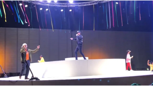 สจล. เผยแพร่คลิปวิดีโอ "ปฐมนิเทศเฟรชชี่ใหม่ทั้งที ต้องจัดเต็มแบบนี้ นี่แหละ สจล." เมื่อ 6 ส.ค. 2561 ซึ่งปรากฏภาพอธิการบดีนำทีมผู้บริหารร้องแร็ป